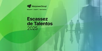 Banner com fundo em tons gradientes de verde e azul, exibindo silhuetas de pessoas em um ambiente corporativo. Na parte superior está o logotipo do ManpowerGroup com as marcas 'Manpower', 'Experis' e 'Talent Solutions'. Ao centro, o texto 'Escassez de Talentos 2025' em preto.