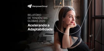 Mulher jovem com tatuagens no braço, vestindo camiseta preta, sentada em frente a um notebook, apoiando o rosto nas mãos e olhando pensativa para fora da janela. No lado esquerdo, sobre um fundo escuro, estão o logo da ManpowerGroup e o texto: 'Relatório de Tendências Globais 2025: Acelerando a Adaptabilidade'