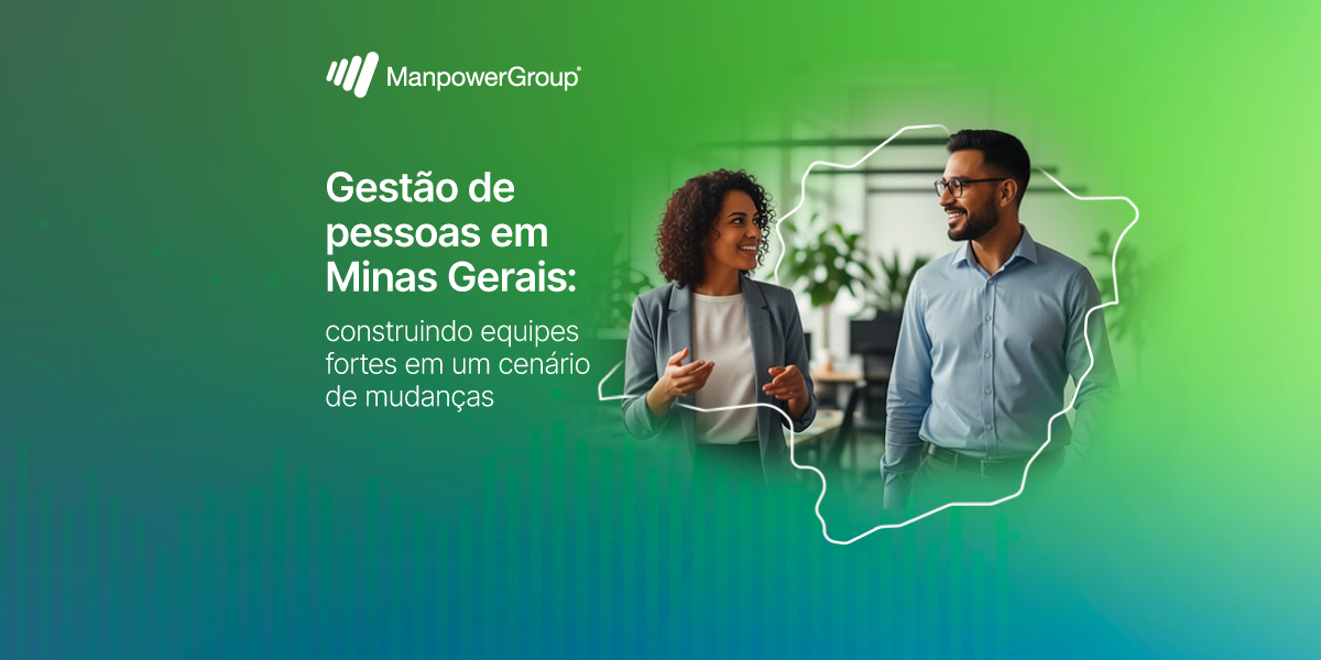 Dois profissionais conversam sorridentes em escritório, com mapa de Minas Gerais em destaque e logotipo da ManpowerGroup. Dois profissionais conversam sorridentes em escritório, com mapa de Minas Gerais em destaque e logotipo da ManpowerGroup.