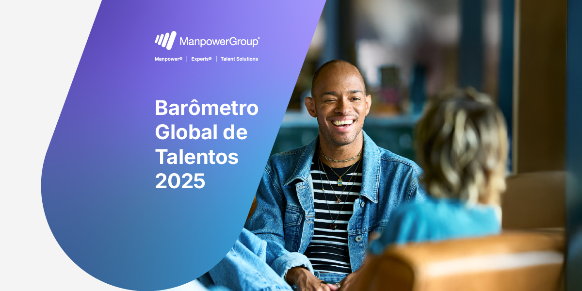 A capa apresenta "ManpowerGroup" e o título "Barômetro Global de Talentos 2025". À direita, um homem sorri, sentado em um sofá, enquanto um recorte à esquerda tem um tom violeta. A capa apresenta "ManpowerGroup" e o título "Barômetro Global de Talentos 2025". À direita, um homem sorri, sentado em um sofá, enquanto um recorte à esquerda tem um tom violeta.