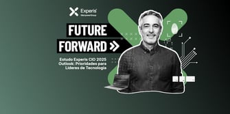 Um homem sorridente com cabelos grisalhos e barba rala, em preto e branco, sobre um fundo verde escuro com elementos tecnológicos e o texto 